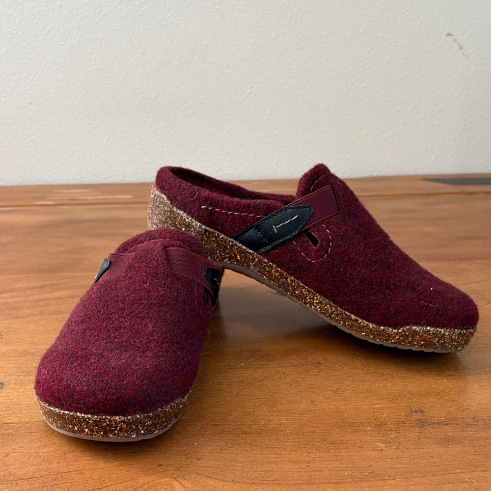 Earth Origins Jenna Merlot Wool Clogs with Cork Sole Size 8